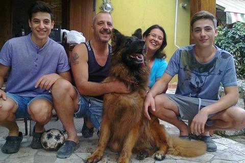 Maya con la sua nuova famiglia